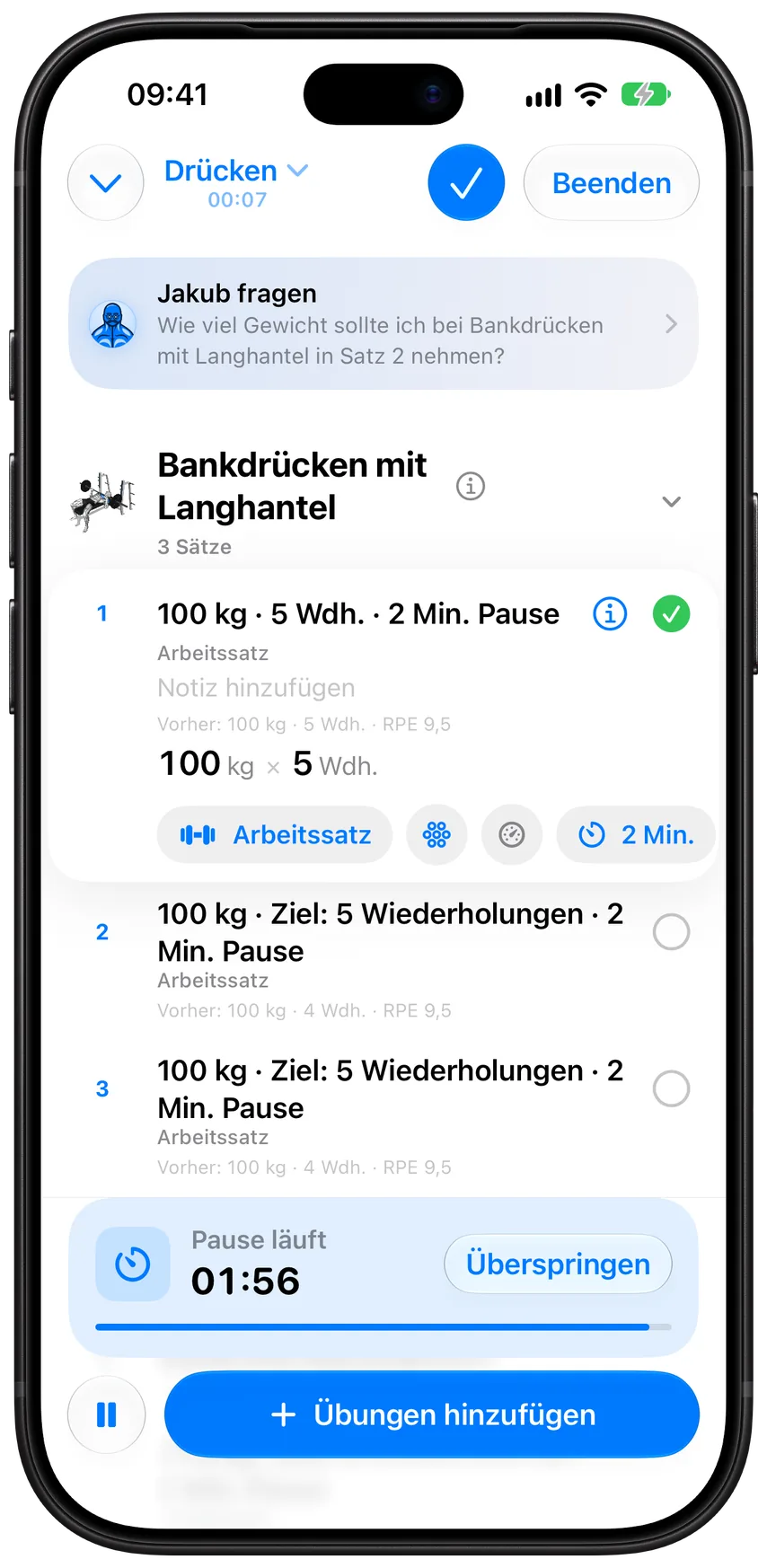 Ein laufendes Push-Training in Athleon: Sätze Bankdrücken, der nächste Satz zum Bearbeiten geöffnet und der Pausentimer